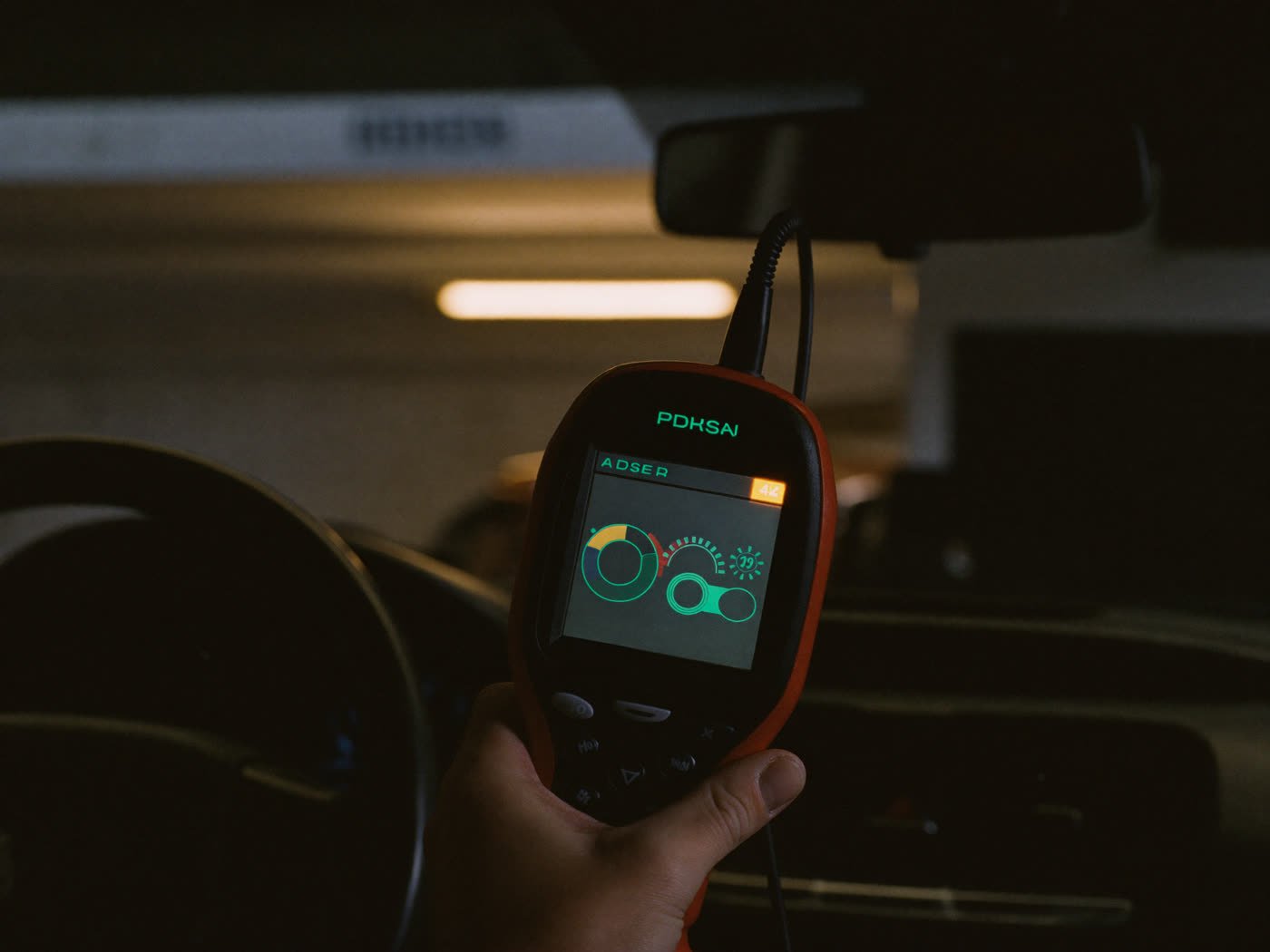 Escáner de diagnóstico computarizado conectado a un auto