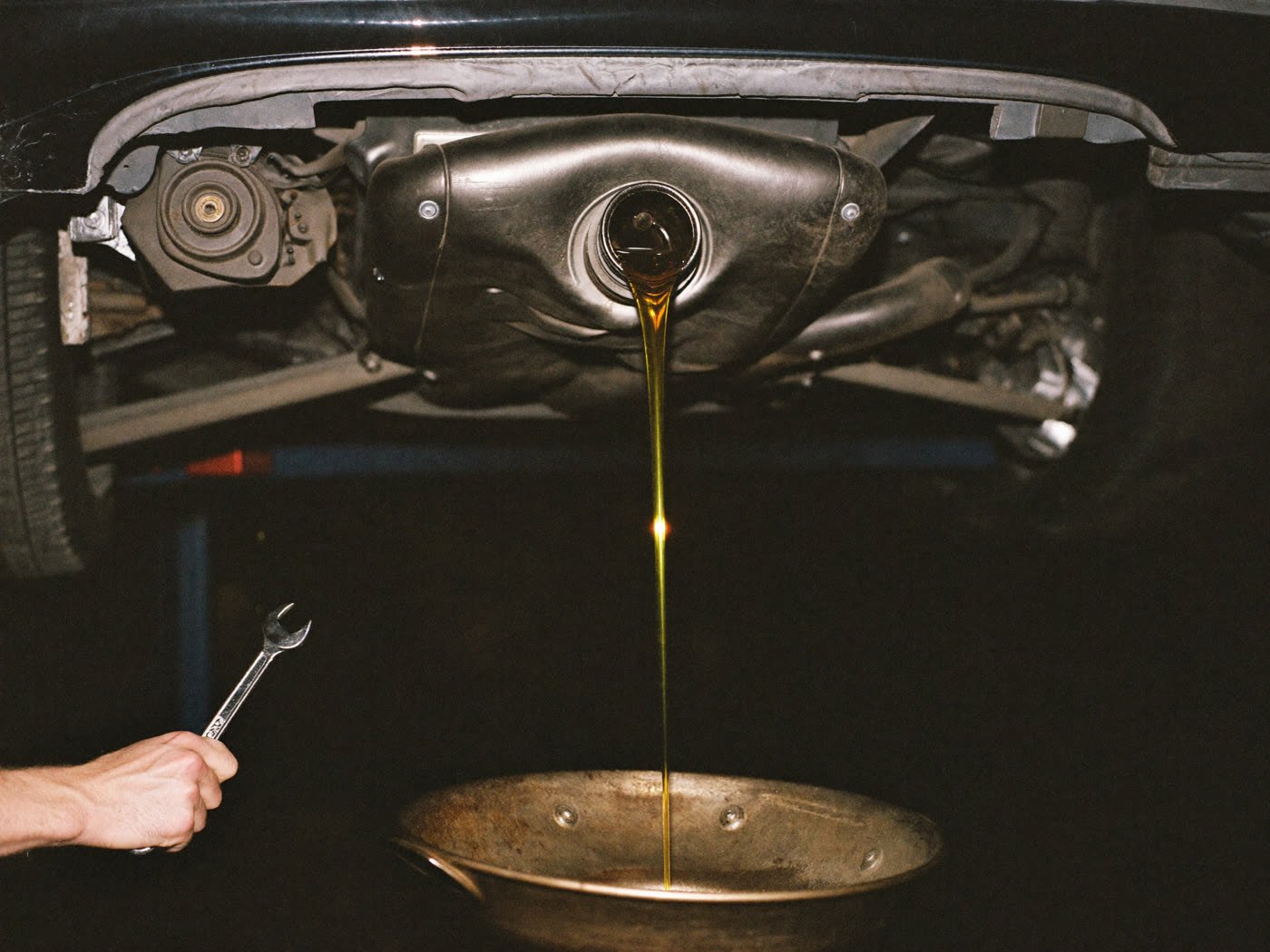 Cambio de aceite del motor cayendo en un recipiente