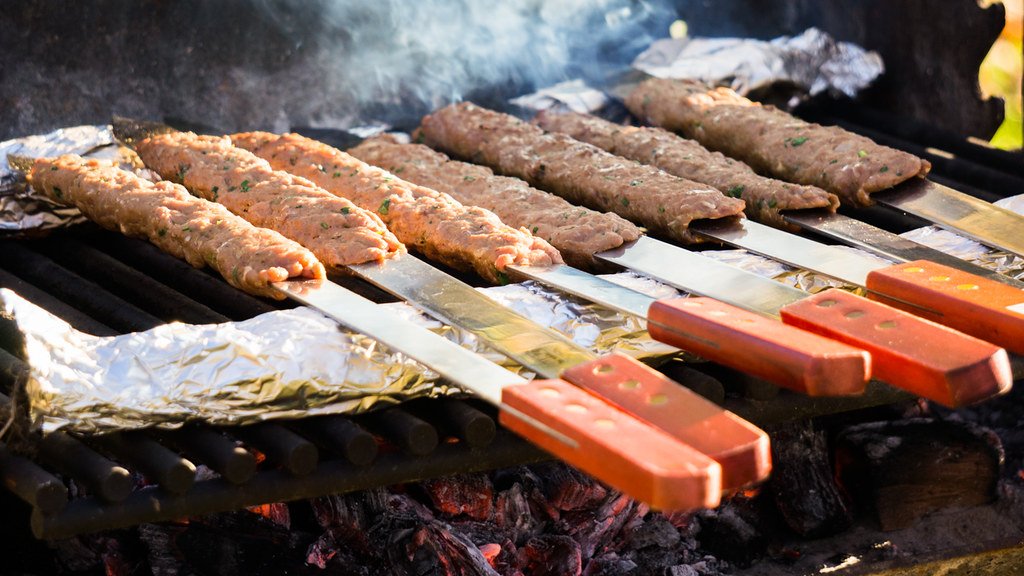 Brochetas de carne sobre el fuego